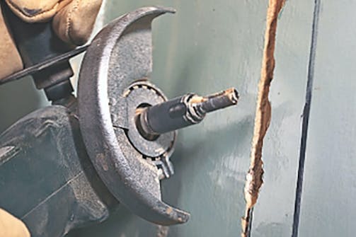 Skær riller i mur med vinkelsliber: Korte riller med vinkelsliber Skær riller i mur med vinkelsliber: Korte riller med vinkelsliber